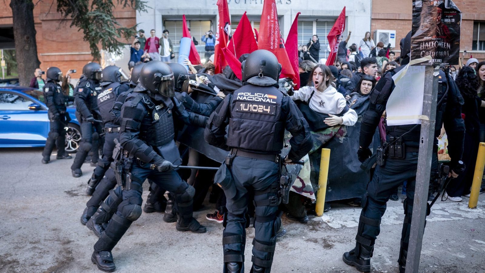 Cinco detenidos y dos policías heridos en la Complutense