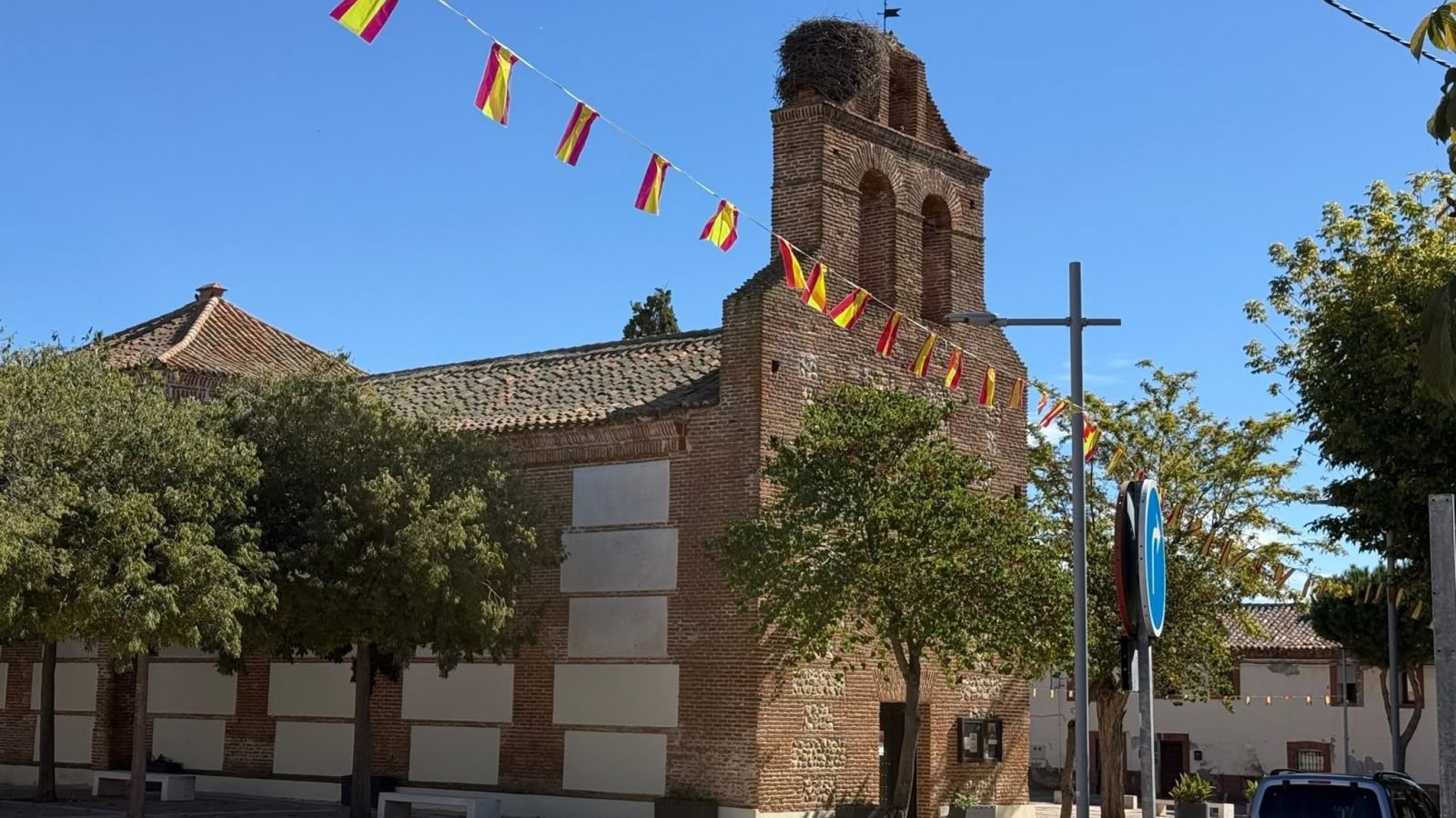 Fresno de Torote celebra la Hispanidad con 450 banderines Fresno de Torote celebra la Hispanidad con 450 banderines