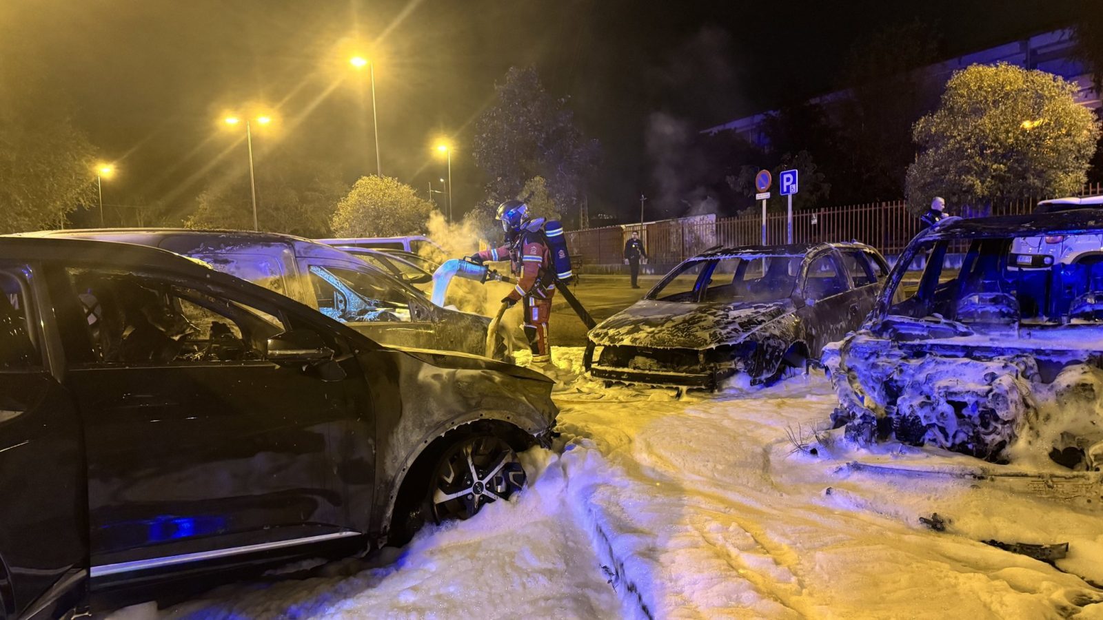 El fuego calcina cinco vehículos en un aparcamiento en superficie de Leganés El fuego calcina cinco vehículos en un aparcamiento en superficie de Leganés