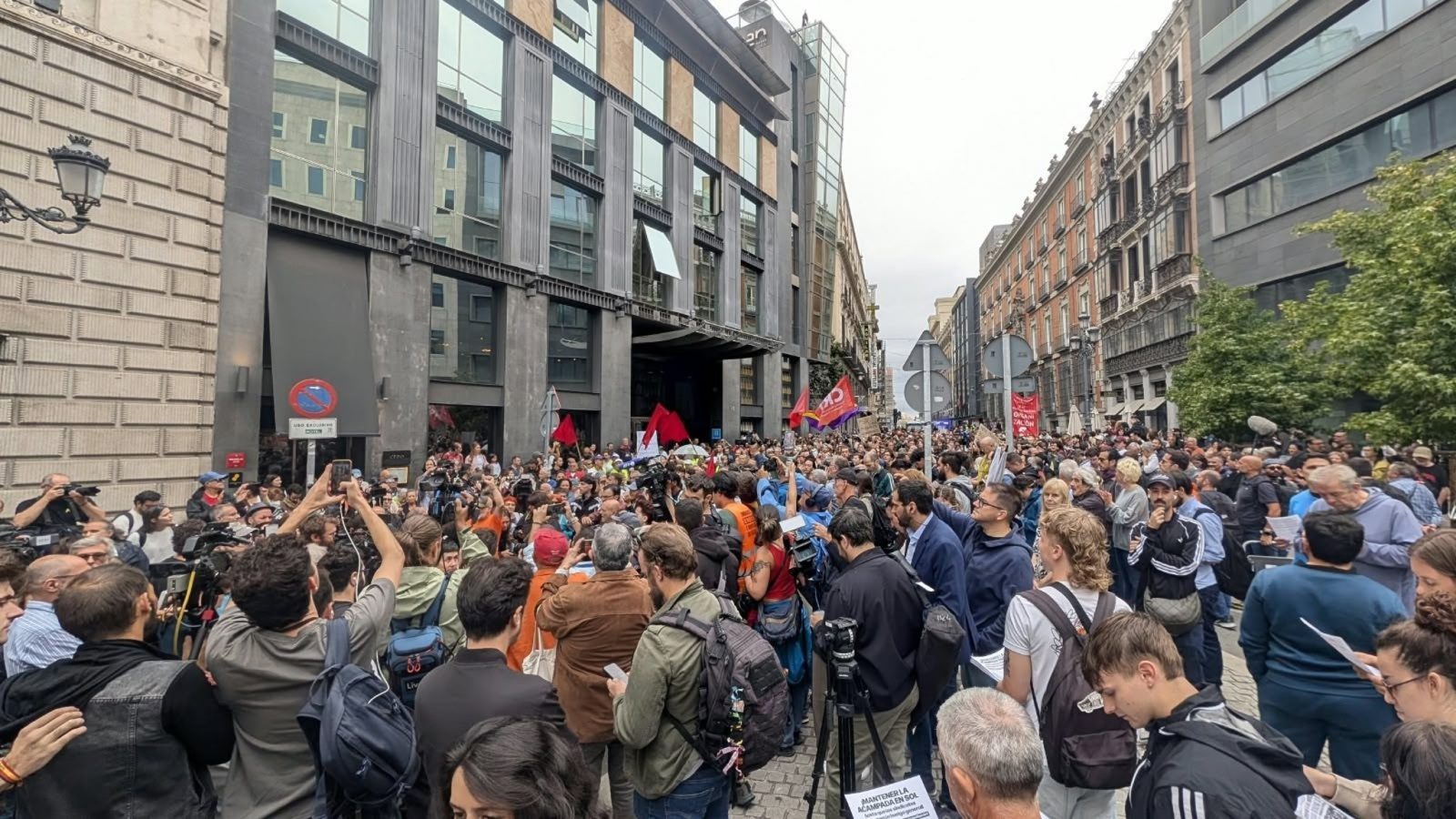 Cientos de personas protestan ante el Congreso por la vivienda Cientos de personas protestan ante el Congreso por la vivienda