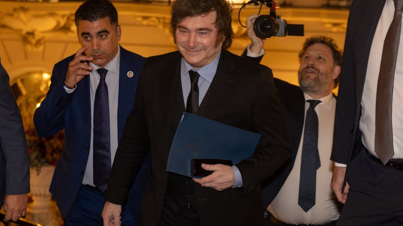 Milei llama "dictador" a Sánchez y elogia a Abascal y Ayuso Milei llama "dictador" a Sánchez y elogia a Abascal y Ayuso