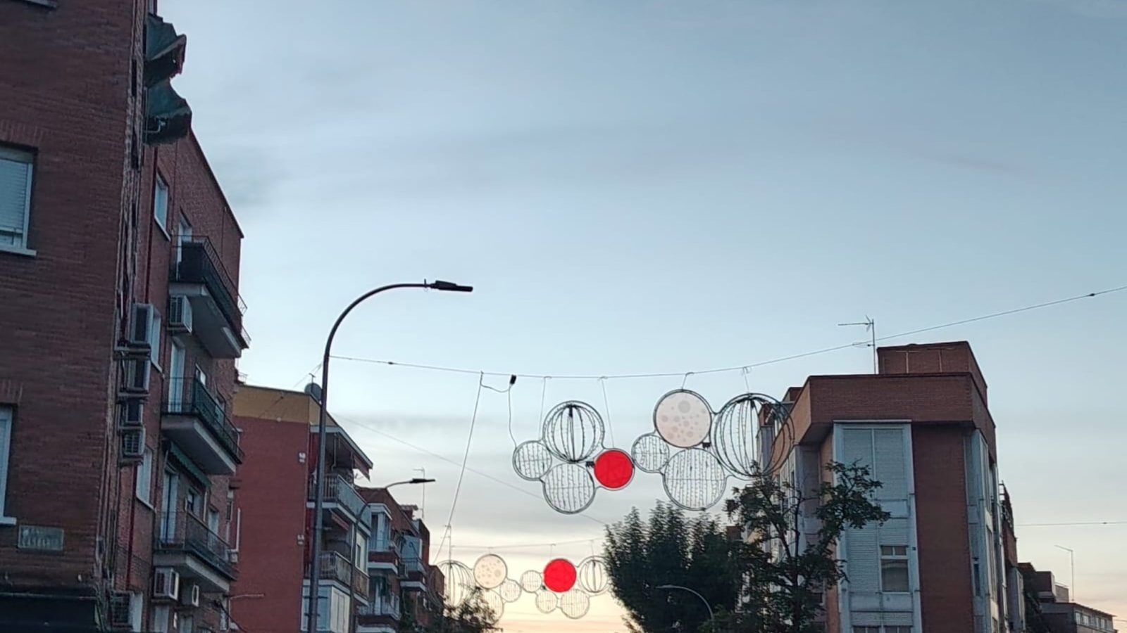 La Navidad llega a Madrid: arrancan los preparativos de las luces La Navidad llega a Madrid: arrancan los preparativos de las luces