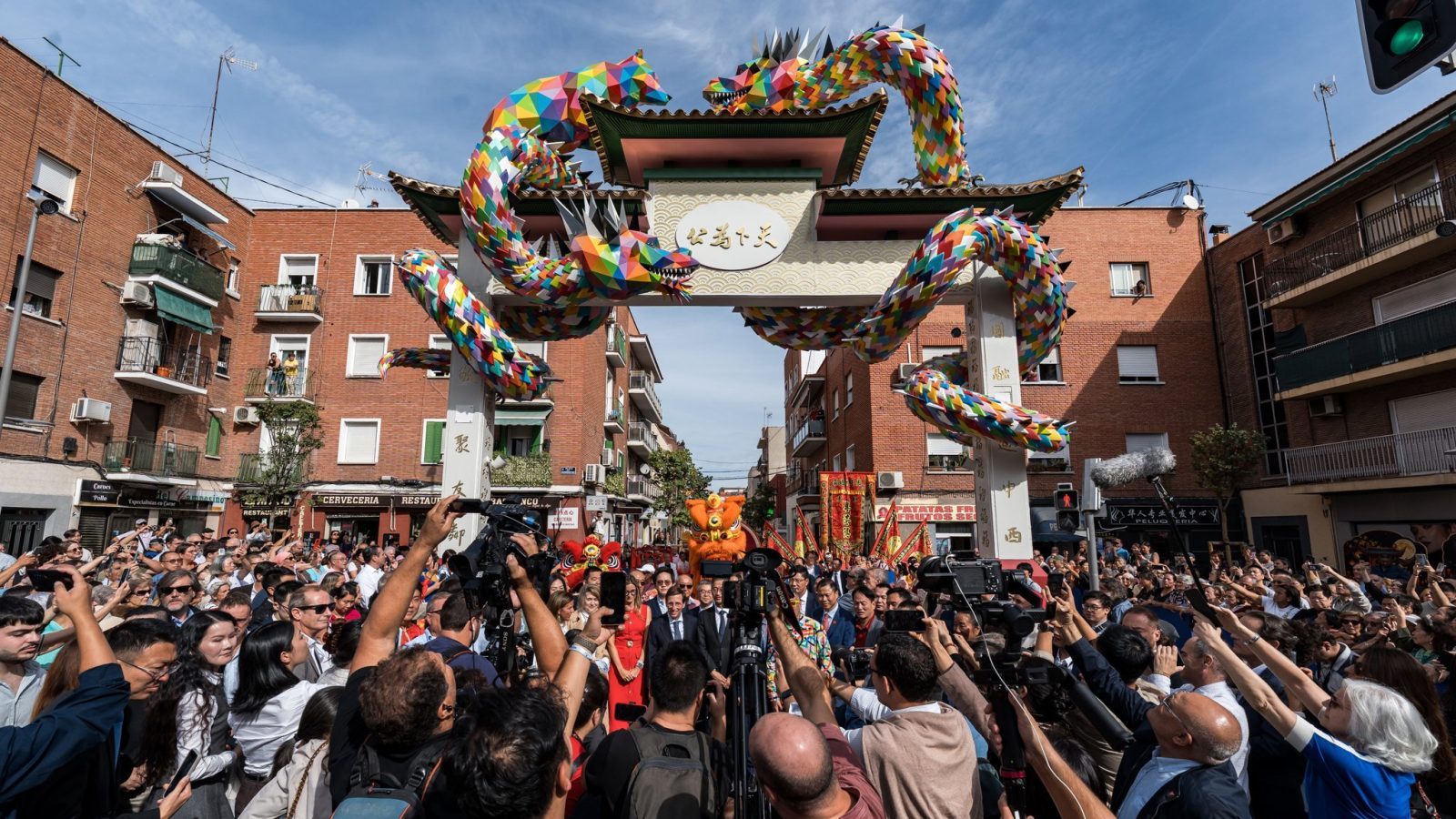 Un oso y dos dragones cierren el arco chino de Usera