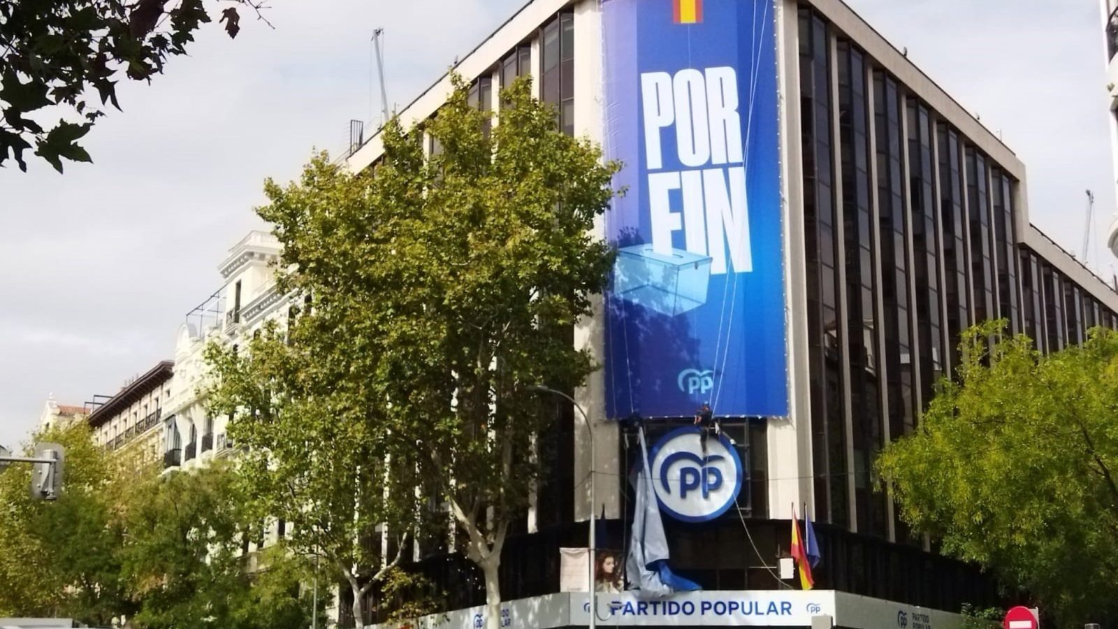 El PP despliega una lona en su sede tras anuncio electoral El PP despliega una lona en su sede tras anuncio electoral