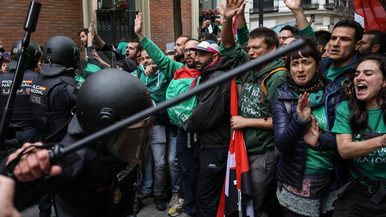 La Policía interviene en un escrache educativo a Ayuso