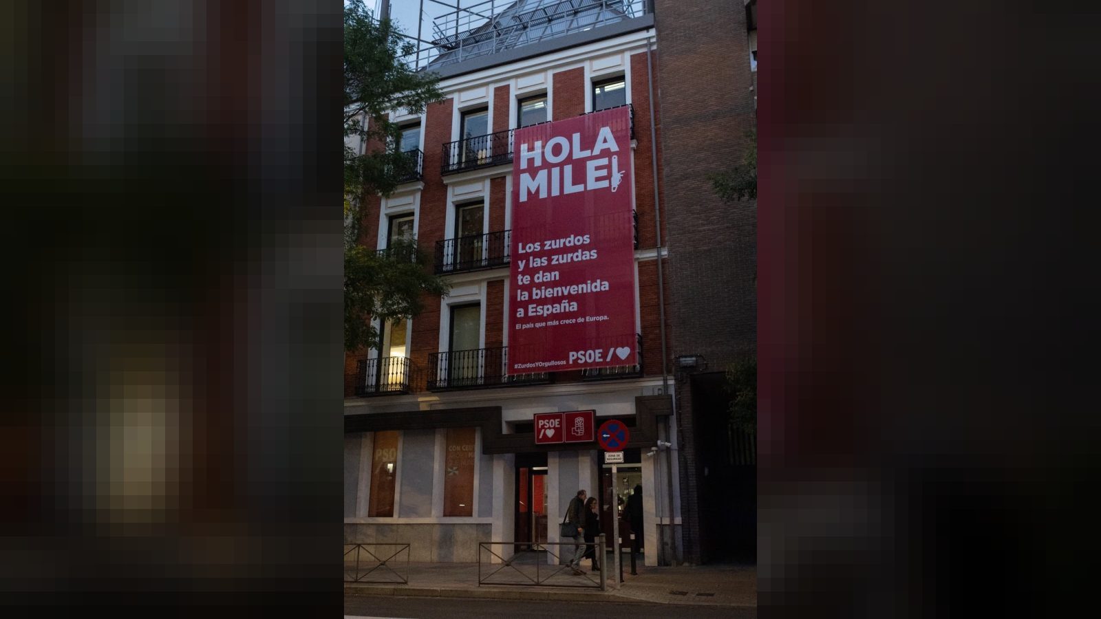 El PSOE da la "bienvenida" a Milei con una lona en Ferraz