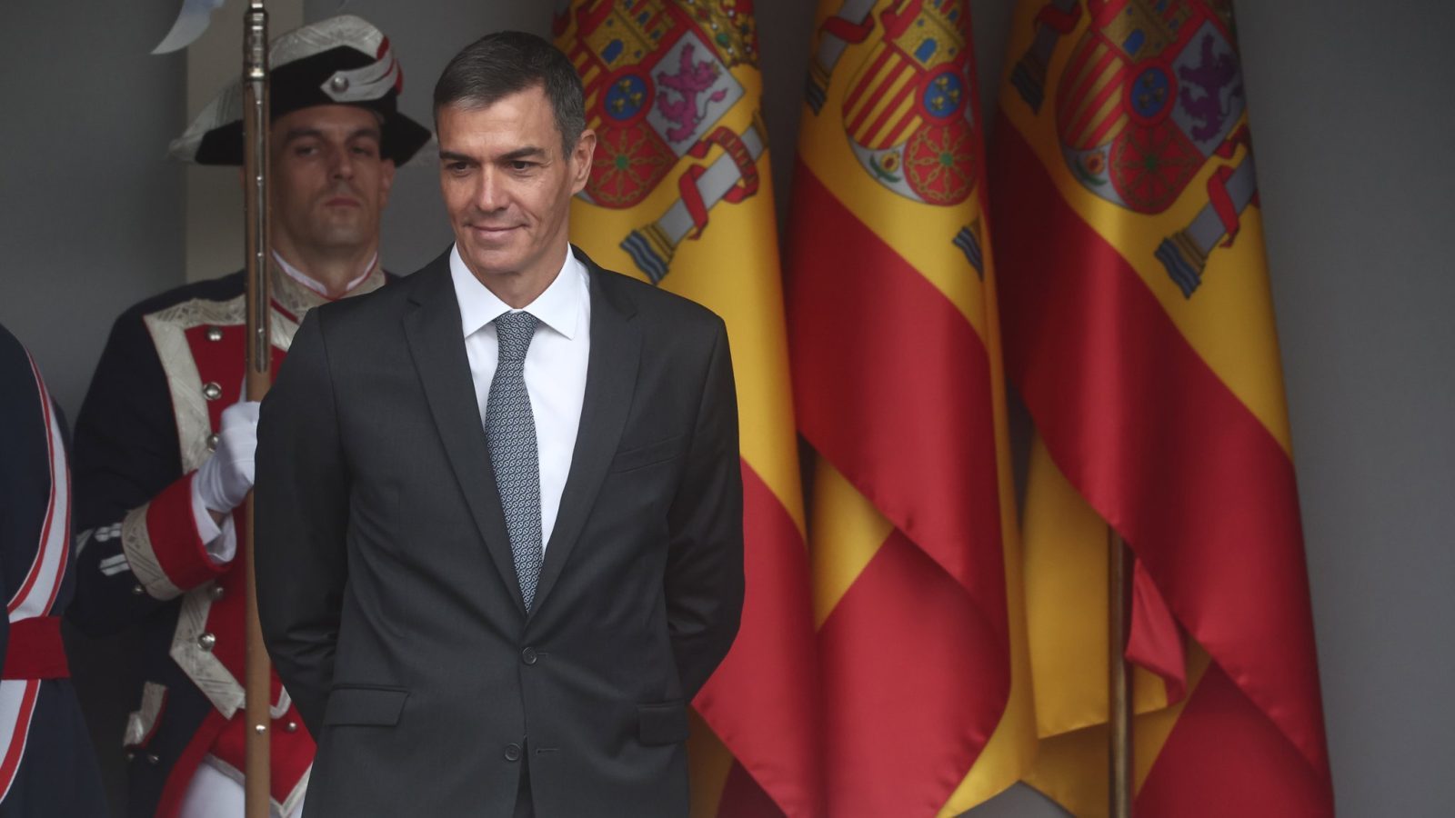 Abucheos e insultos a Sánchez a su llegada al desfile Abucheos e insultos a Sánchez a su llegada al desfile