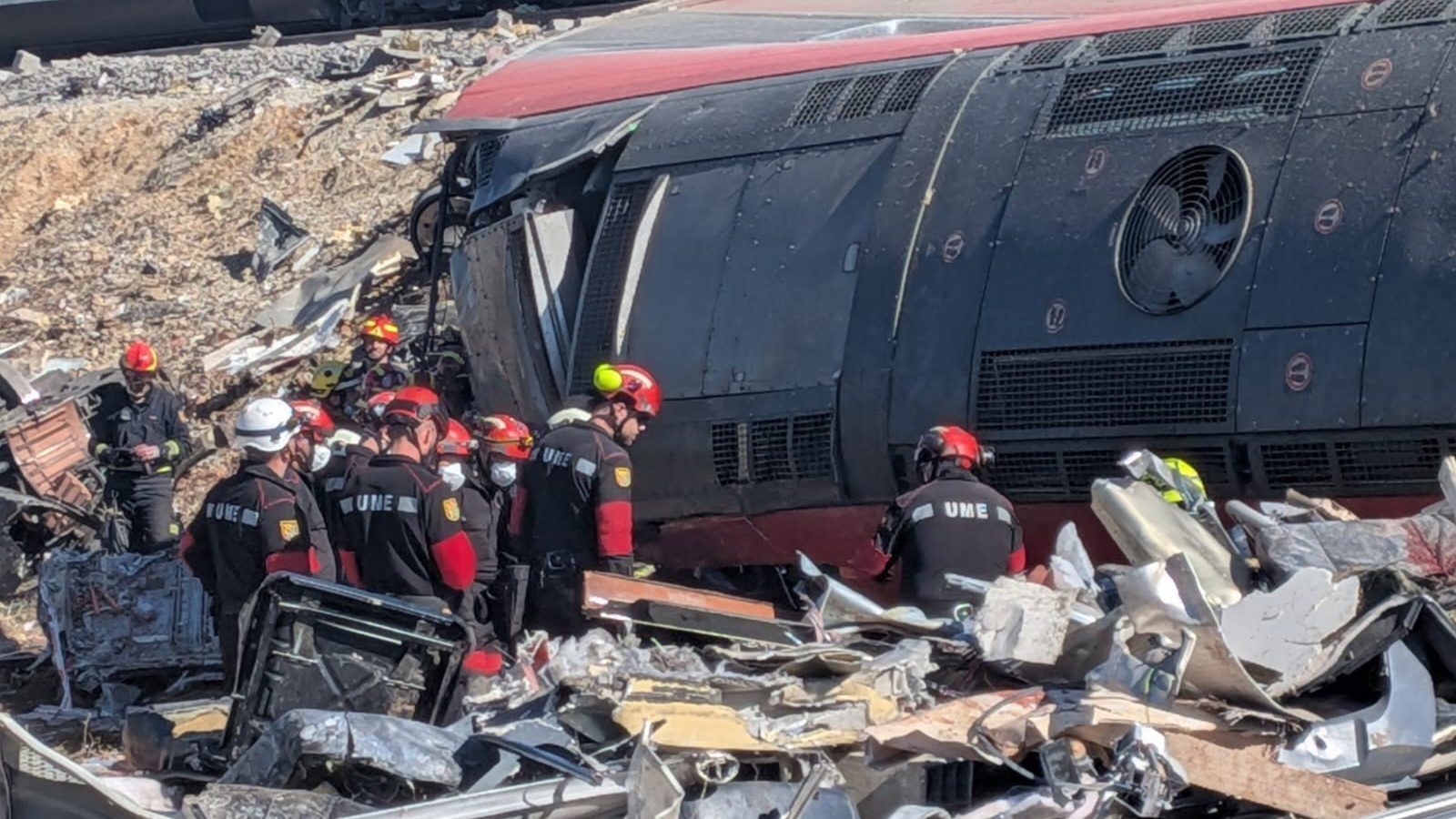 200 efectivos de la UME trabajan en el accidente 200 efectivos de la UME trabajan en el accidente