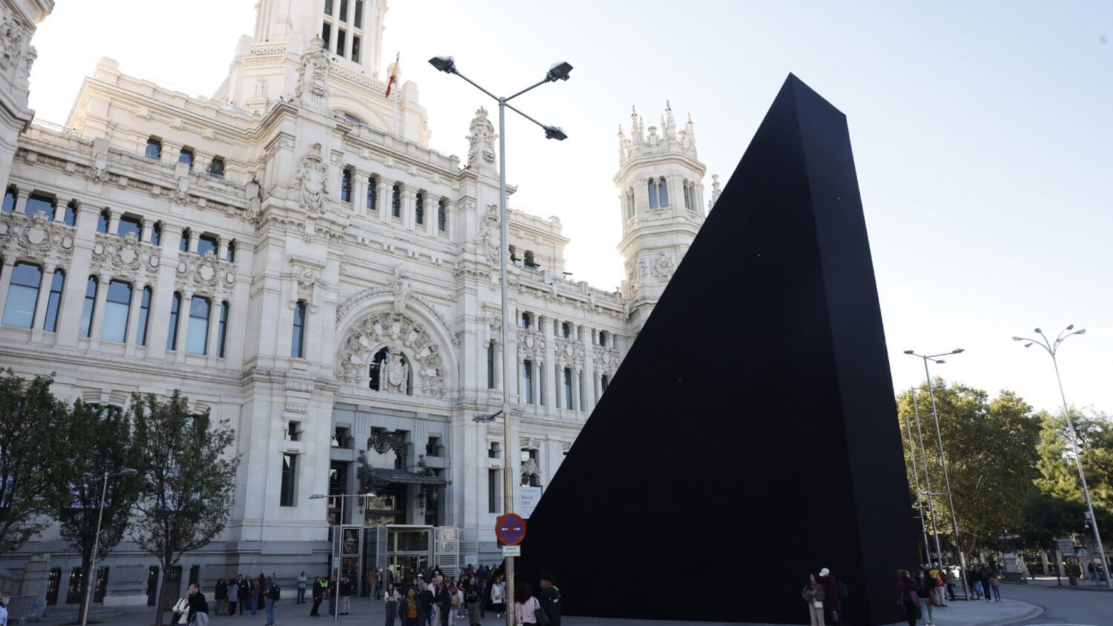 Una obra de SpY se instala en la plaza de Cibeles hasta octubre Una obra de SpY se instala en la plaza de Cibeles hasta octubre