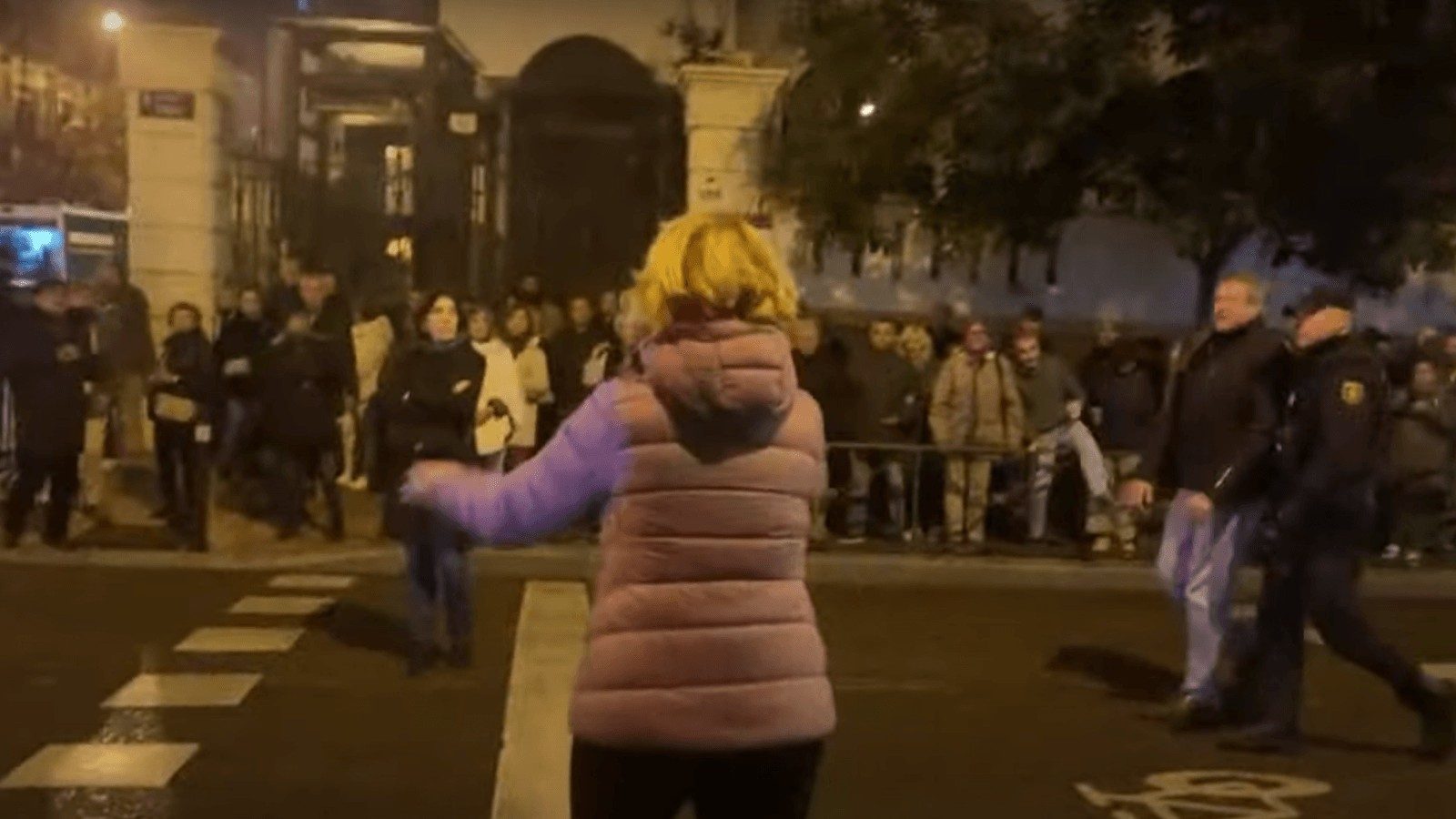 Esperanza Aguirre lidera el corte del tráfico en la calle Ferraz en otra jornada de protestas contra el PSOE Esperanza Aguirre lidera el corte del tráfico en la calle Ferraz en otra jornada de protestas contra el PSOE