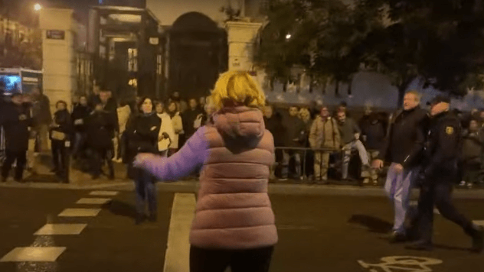Esperanza Aguirre lidera el corte del tráfico en la calle Ferraz en otra jornada de protestas contra el PSOE