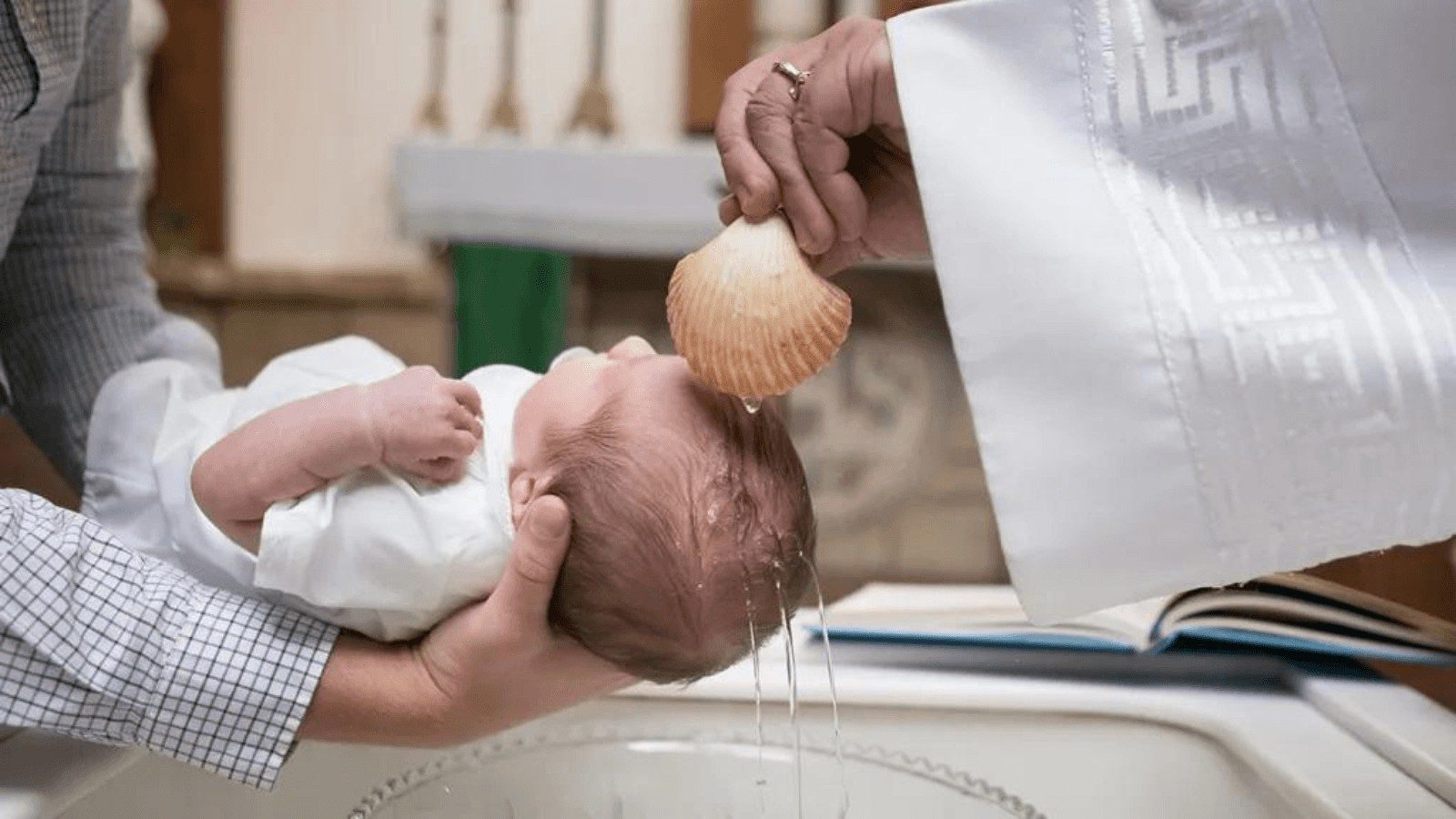 El Vaticano permite que transexuales puedan ser padrinos de bautismo