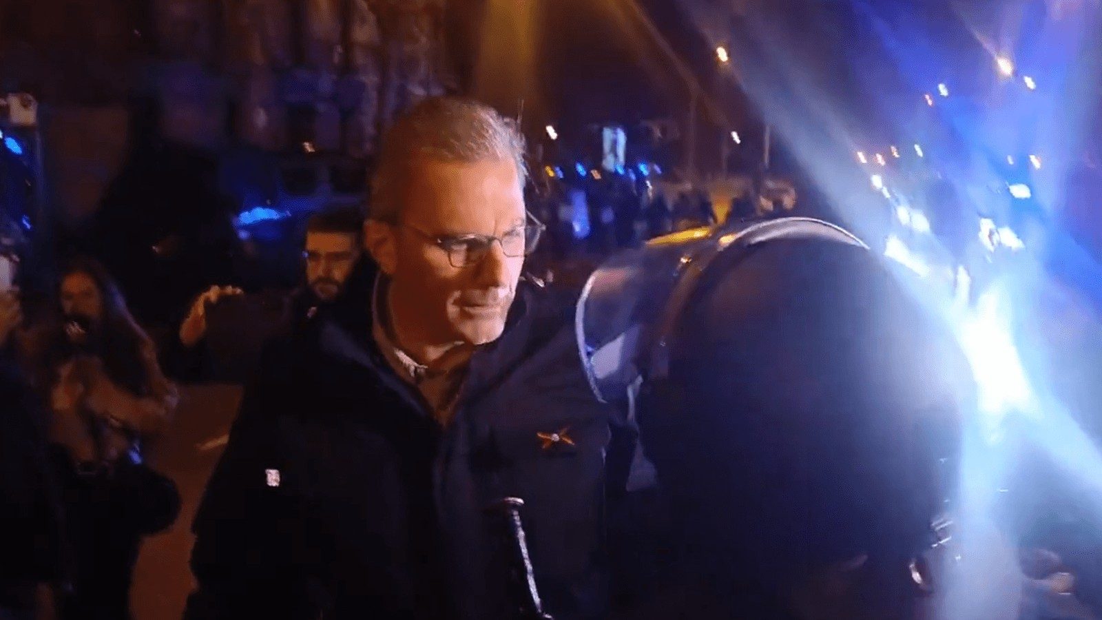 Ortega Smith se encara con la policía en Ferraz por no dejar salir a los manifestantes Ortega Smith se encara con la policía en Ferraz por no dejar salir a los manifestantes