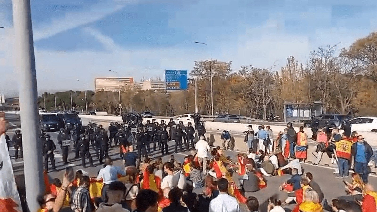Manifestantes cortan un tramo de la A-6
en dirección a la Moncloa Manifestantes cortan un tramo de la A-6
en dirección a la Moncloa