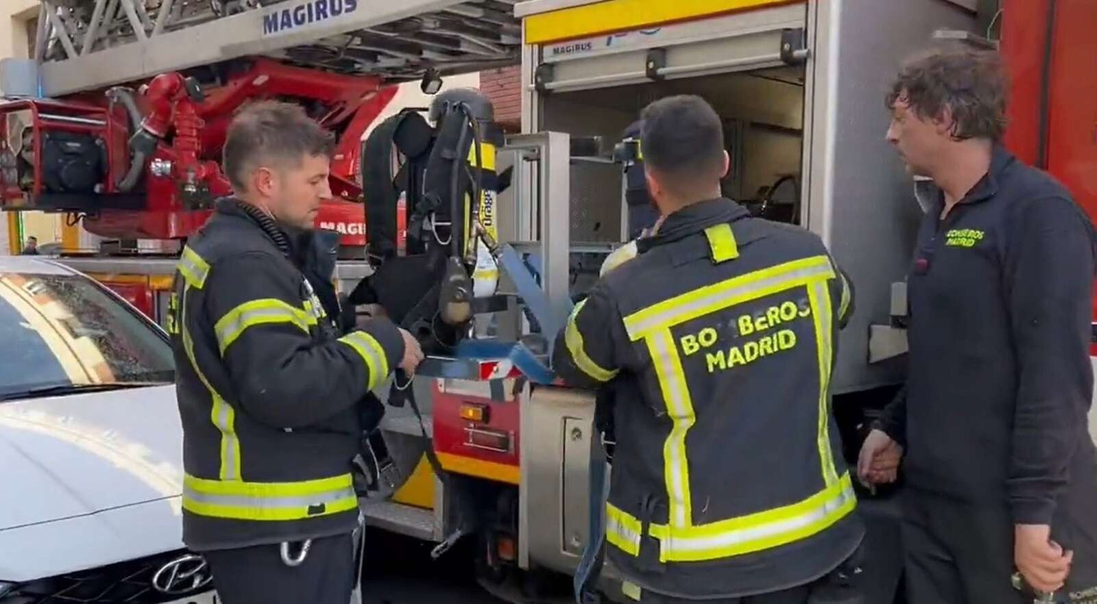 Un incendio en una vivienda de Ciudad Lineal deja cinco personas afectadas por humo