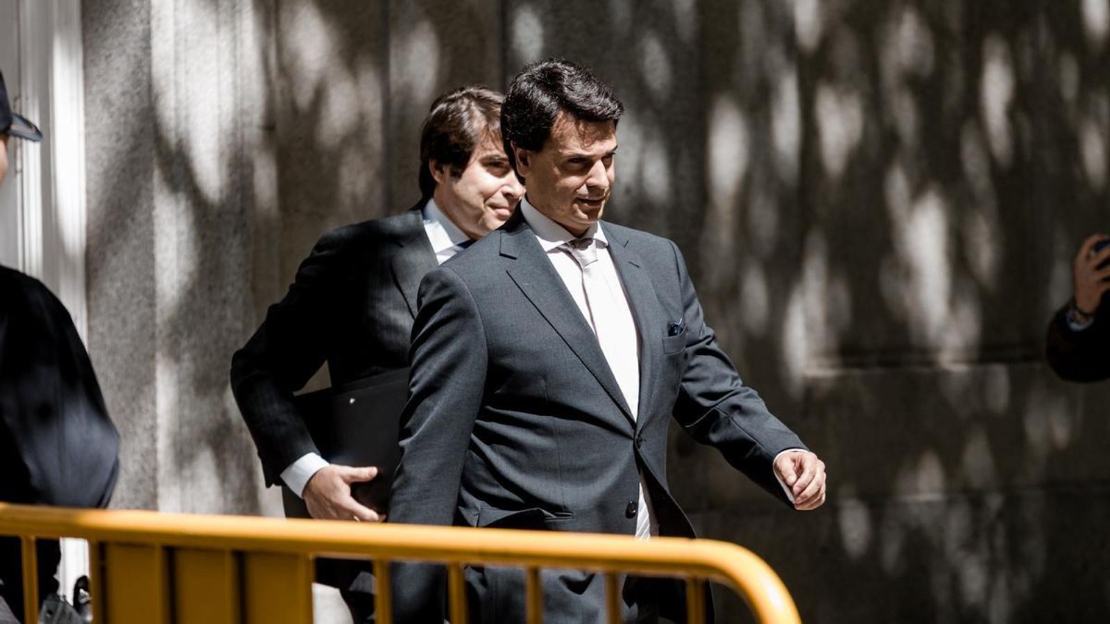 La jueza propone juzgar a la pareja de Isabel Díaz Ayuso por dos delitos fiscales y uno de falsedad documental
