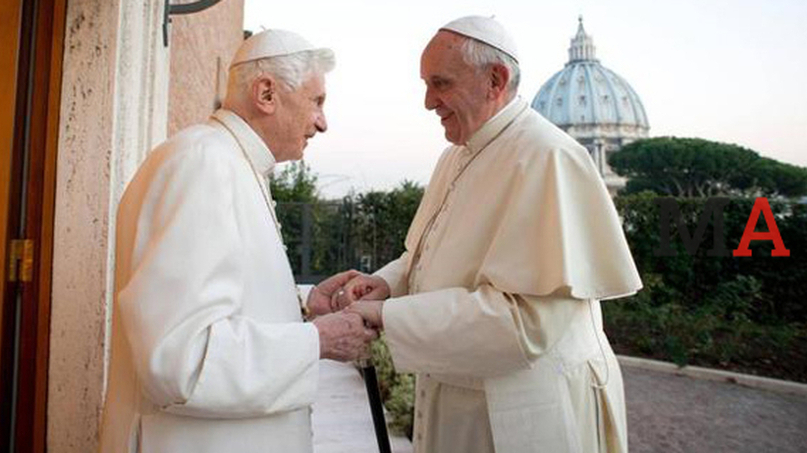 El Papa reza en el Ángelus de Año Nuevo por Benedicto XVI: 