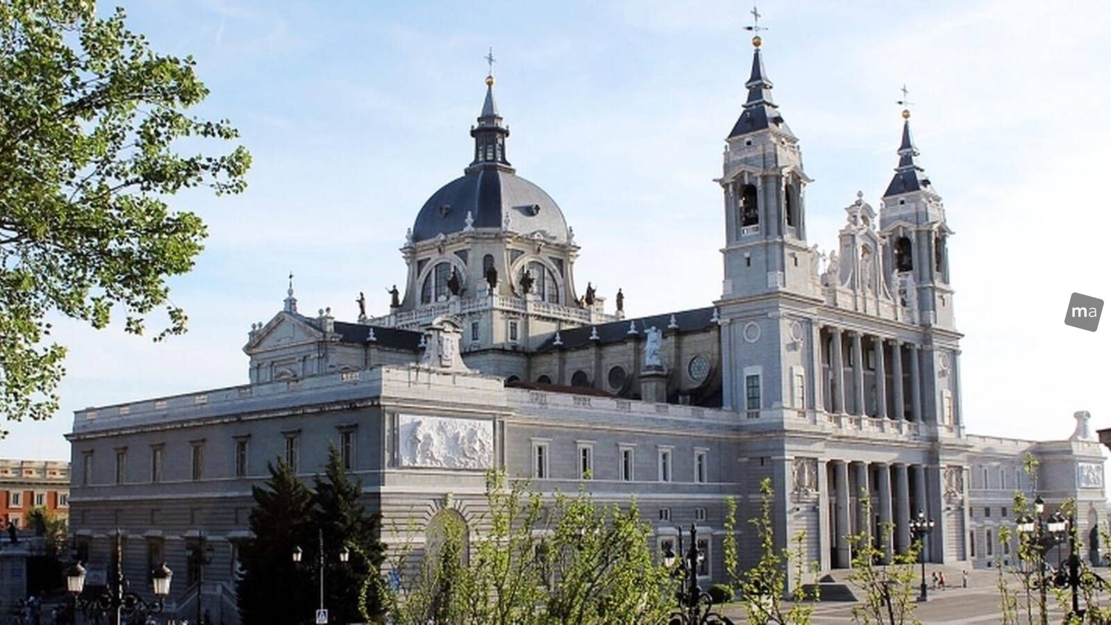 La Catedral de la Almudena: Una joya de Madrid La Catedral de la Almudena: Una joya de Madrid