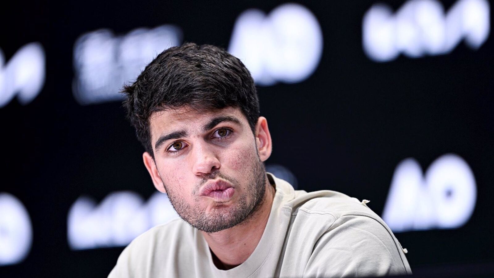 Alcaraz sufre un esguince lateral de grado II, pero confirma su presencia en Indian Wells