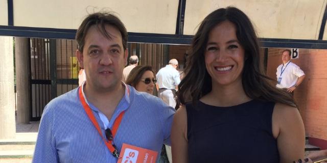 Villacís visita en Pozuelo a Luis Garicano, vocal en una de las mesas del colegio Pinar Prados