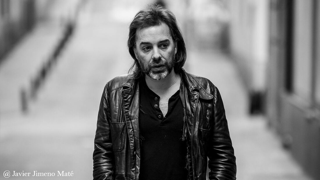 El músico Íñigo Coppel afina la memoria de los 90 en su primera novela “A mayor gloria de nadie”