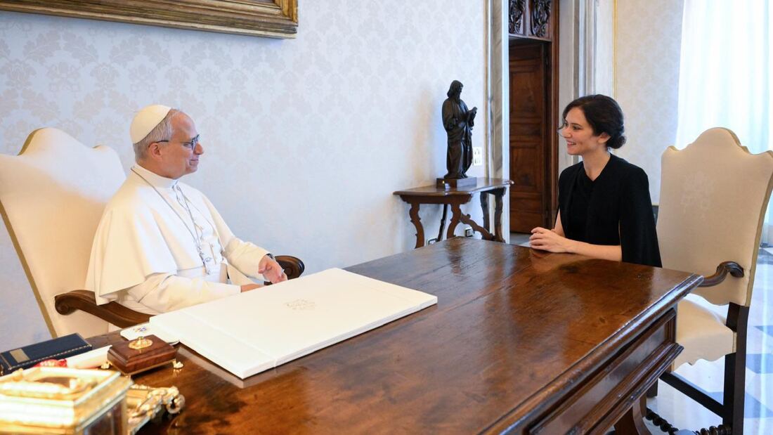 Ayuso entrega al Papa un libro sobre la fe y las tradiciones católicas de Madrid