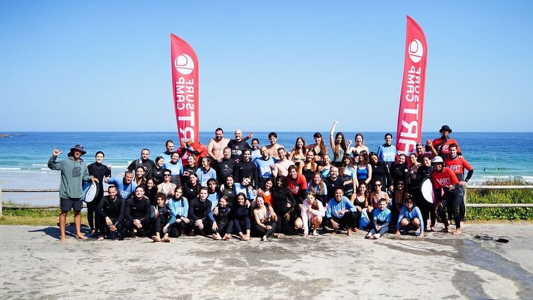 De la oficina al mar: Por qué cada vez más adultos eligen un campamento de surf para desconectar