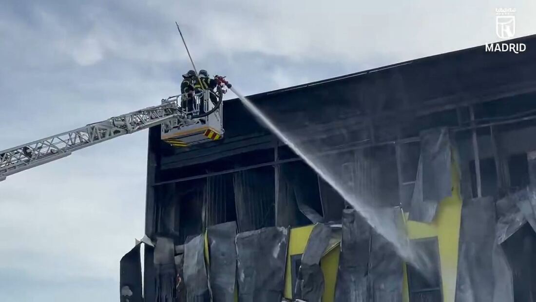 Los bomberos superan las 12 horas de trabajo en el incendio de Villaverde