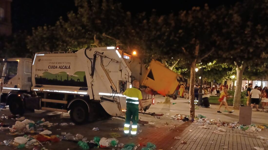 Alcalá recupera la normalidad en la Plaza de Cervantes tras la final