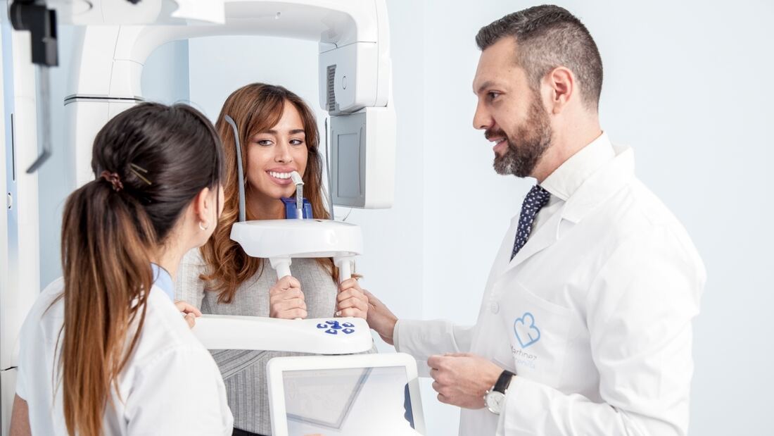 Carlos Martínez Barcenilla centra su trabajo en los implantes dentales de la Clínica Dental Reina Victoria en Chamberí