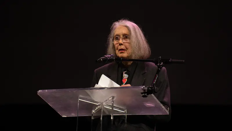 Anne Carson: &iquest;y si la poes&iacute;a fuera la &uacute;ltima forma de desobediencia?