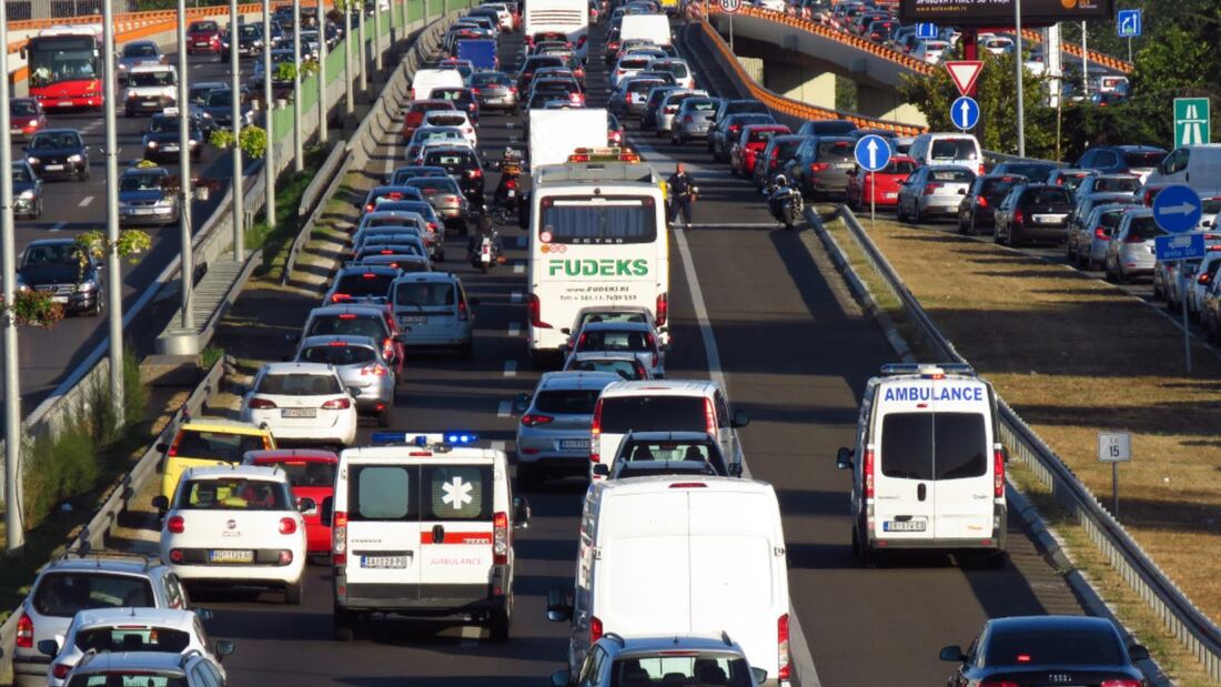 La DGT obligará a abrir un carril de emergencias en atascos