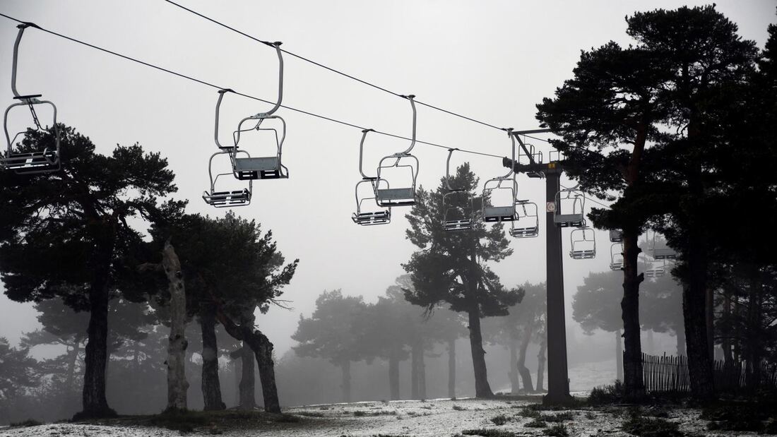 La ventisca impide abrir Navacerrada para los esquiadores