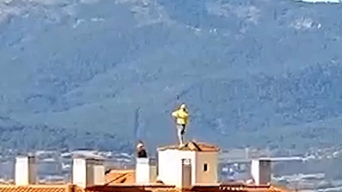 La Guardia Civil reduce a un joven que tiraba objetos a la calle desde un tejado de Collado Mediano