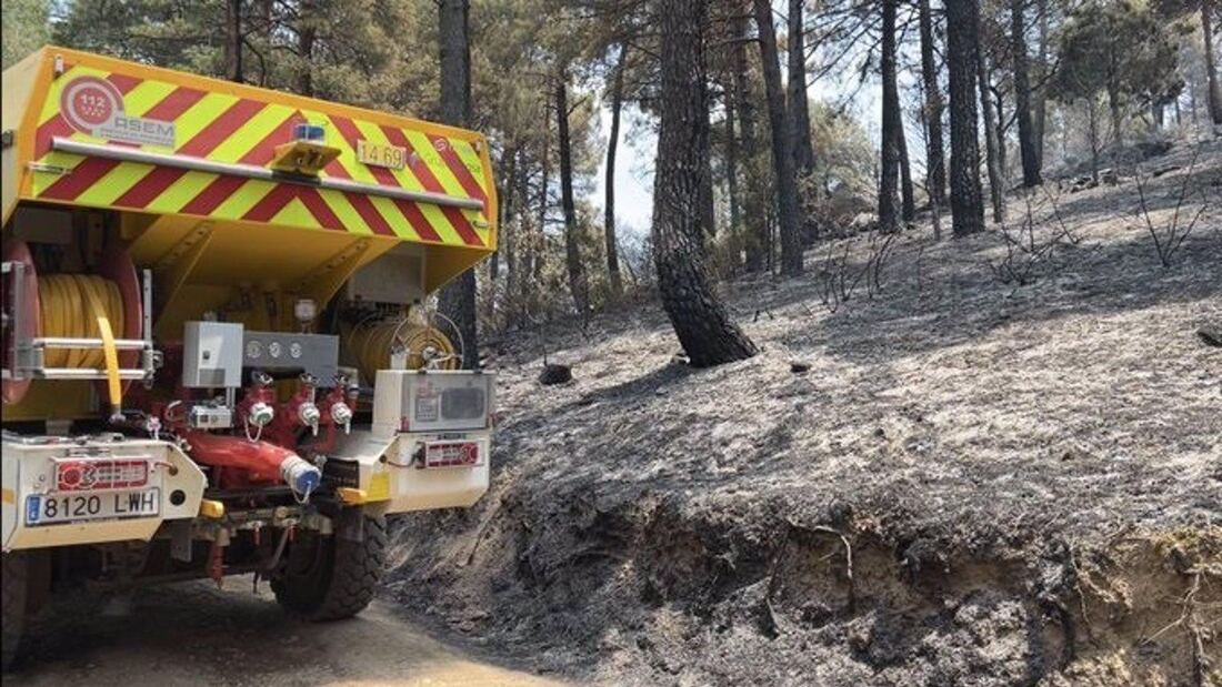 Los  Bomberos continúan vigilando el fuego de Collado Mediano tras dar por finalizadas las labores de remate