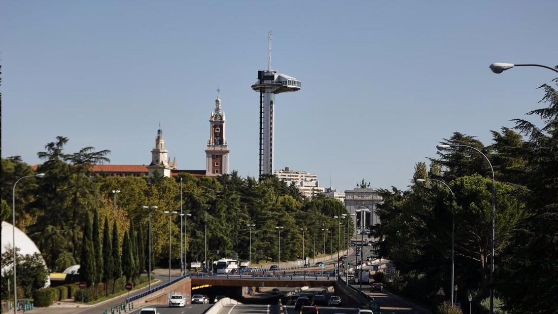 El faro de Moncloa: un icono histórico y mirador emblemático en el corazón de Madrid