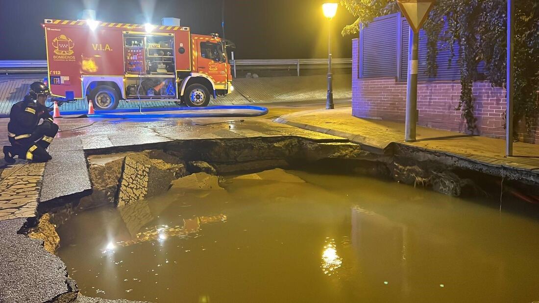  La rotura de una tubería de agua provoca un socavón e inunda varios garajes en Camarma de Esteruelas