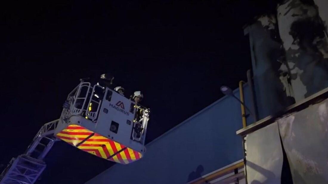  Bomberos controlan un fuego en una nave del Matadero Madrid Norte, en San Agustín de Guadalix