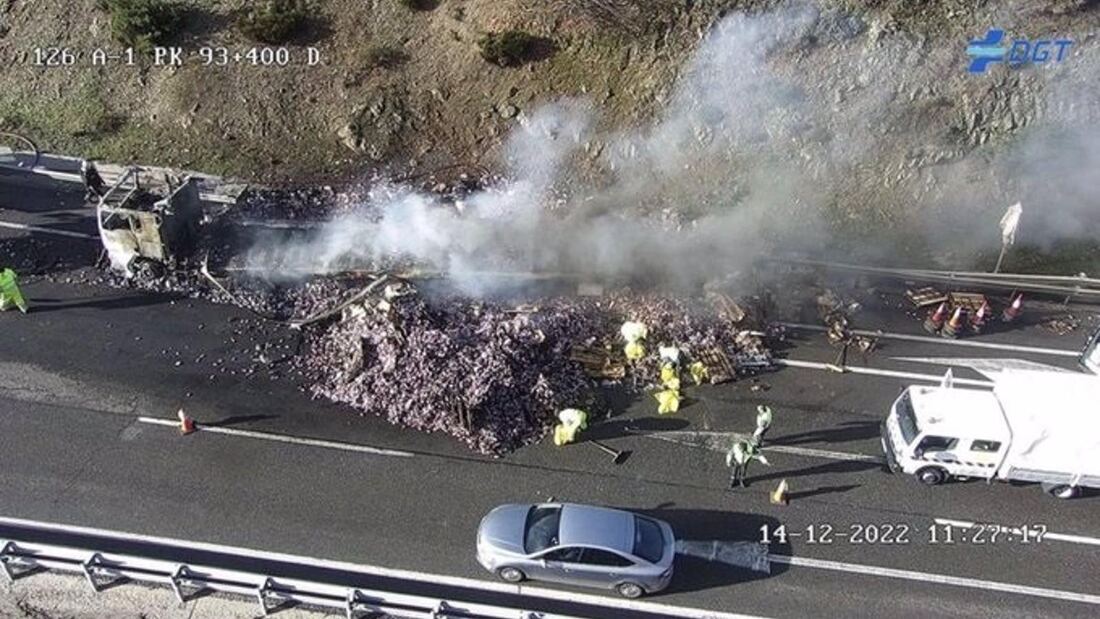 El fuego de un trailer en Somosierra obliga a cortar parcialmente la A-1