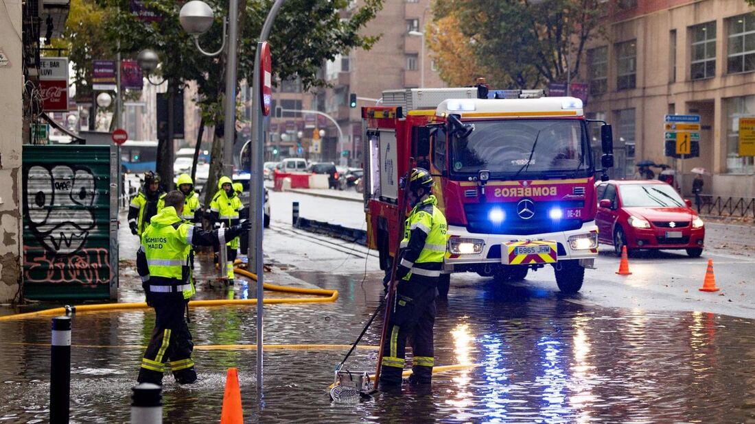Los bomberos de la capital realizaron en 24 horas 141 intervenciones, 61 de ellas por agua