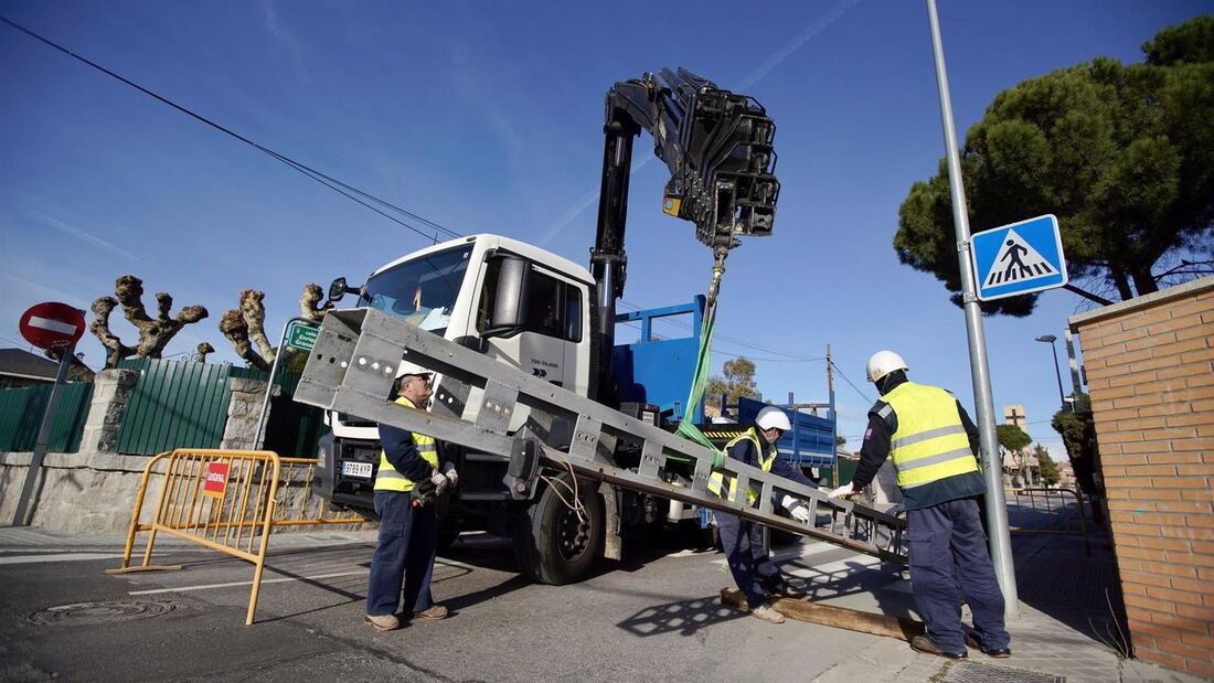 Las Rozas elimina más de 100 postes de luz y telefonía en diez calles en la zona de Las Matas