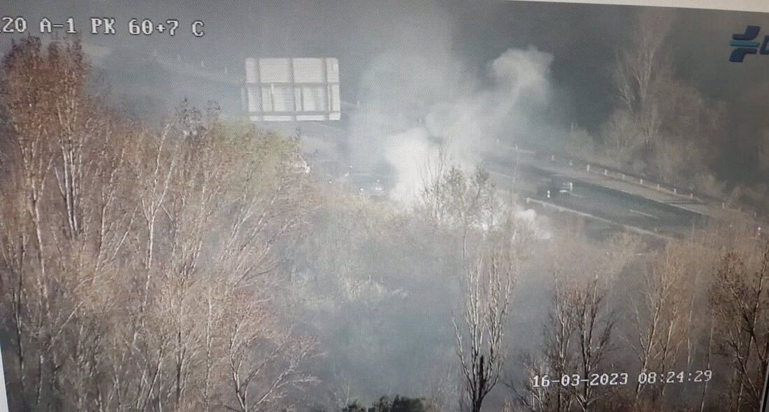  Un incendio en un minibús escolar deja varios heridos leves en la A-1 a la altura de La Cabrera