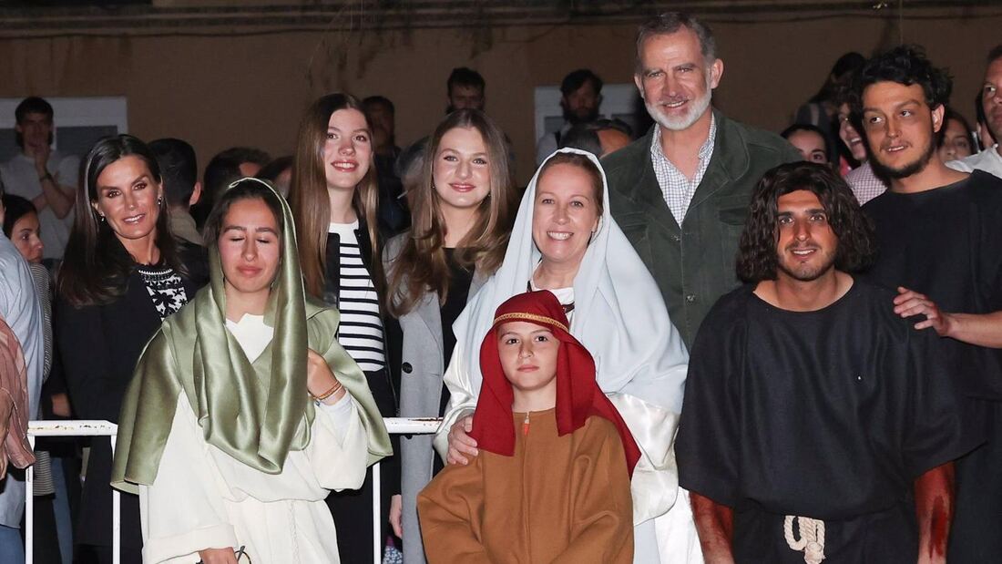 Los Reyes y sus hijas asisten a la representación de la Pasión en Chinchón