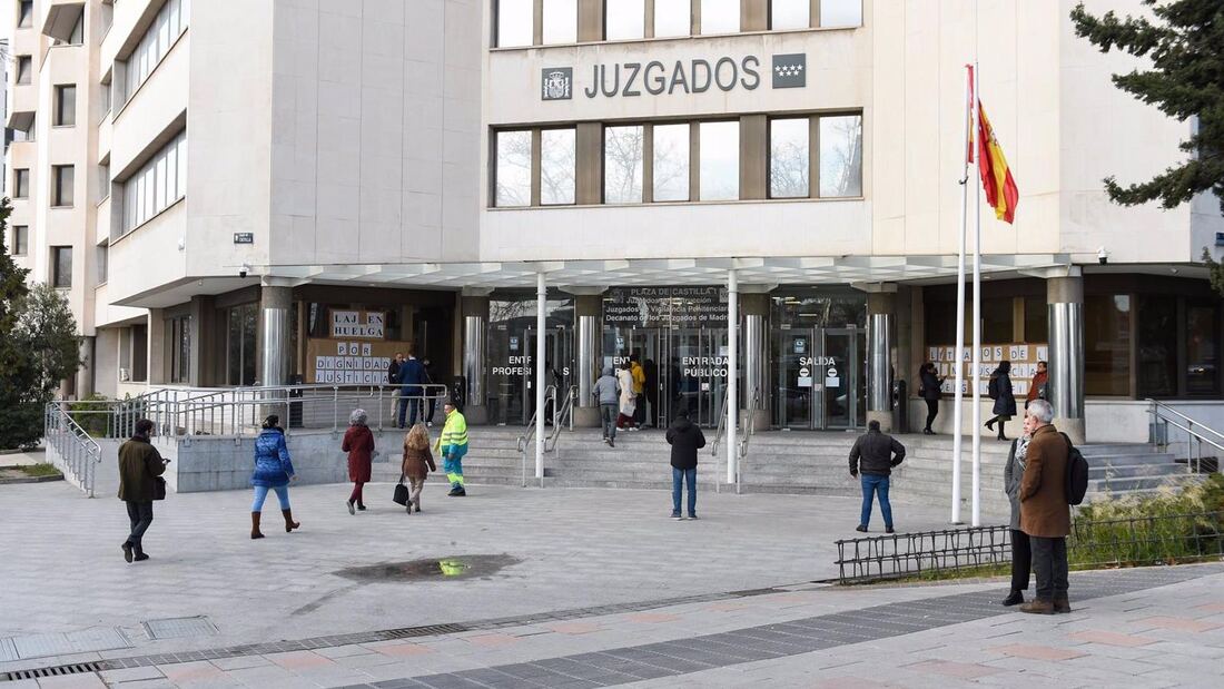 Admitida una demanda de credofobia contra la concejal de Asuntos Sociales de El Escorial por retirar dos cuadros religiosos de un centro de mayores