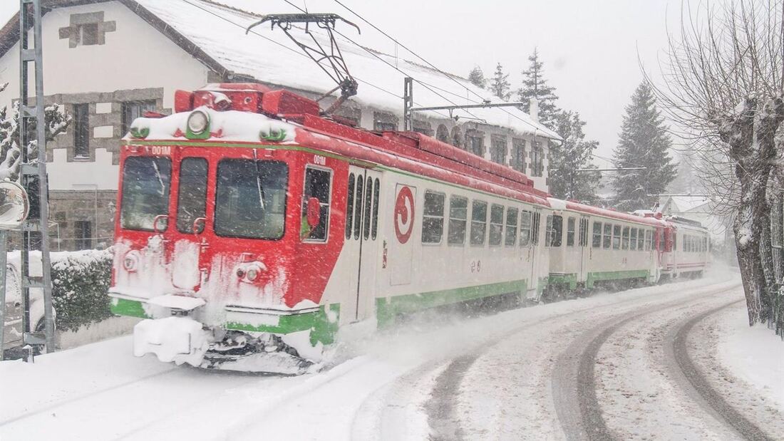 Un exposición de fotos y regalos conmemoran este miércoles el centenario de la línea de tren entre Cotos y Cercedilla