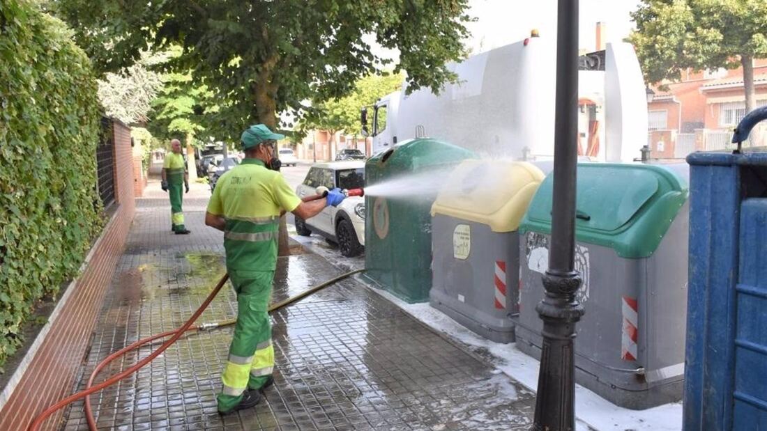 Villaviciosa limpia y desinfecta todos los contenedores del municipio