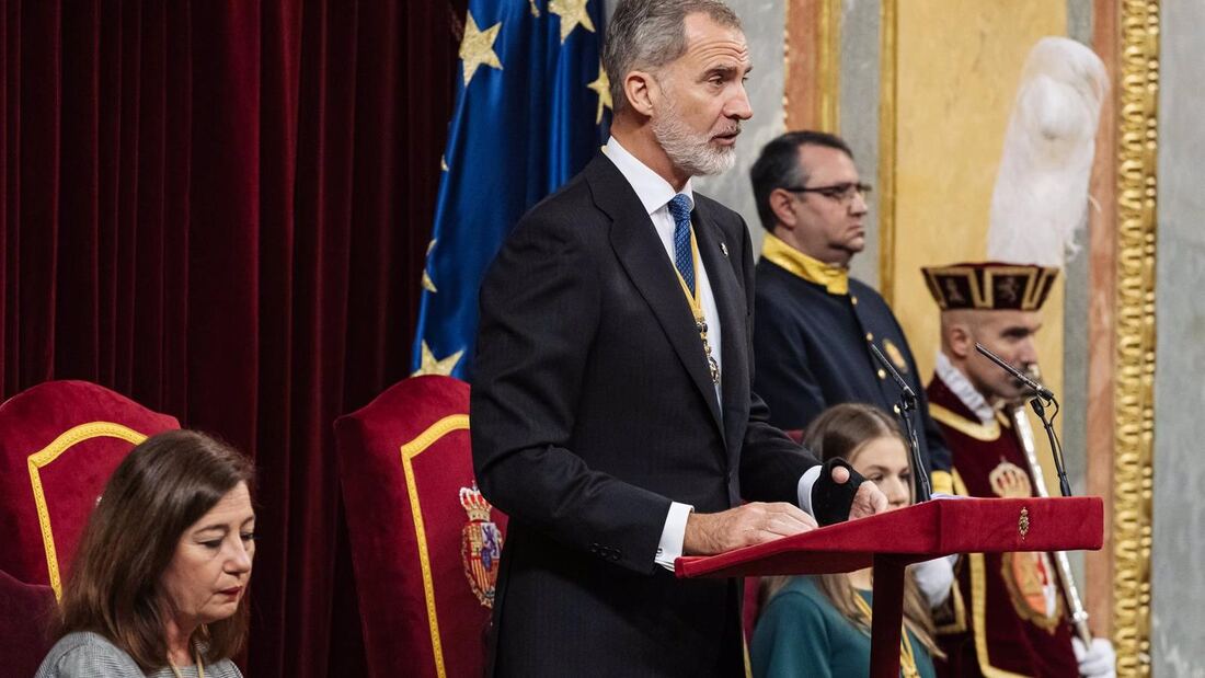 El Rey defiende la nación española y avisa que reivindicar la Constitución no es "mirar atrás con nostalgia"