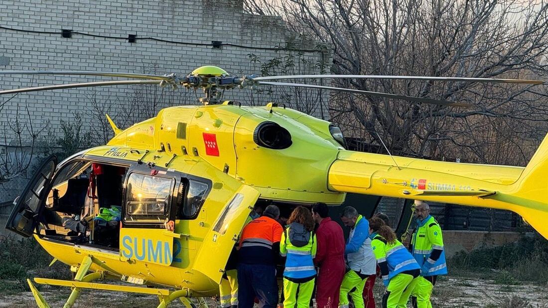 Herida grave una mujer al quedar atrapada entre su coche y un árbol en Paracuellos