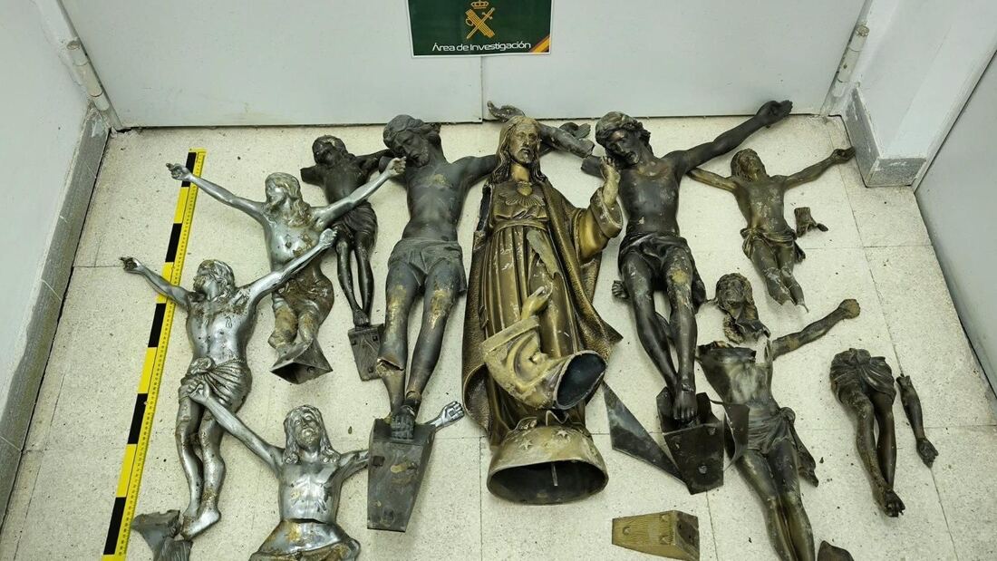 Detenidos tres implicados en robos de cruces en el cementerio de Paracuellos de Jarama