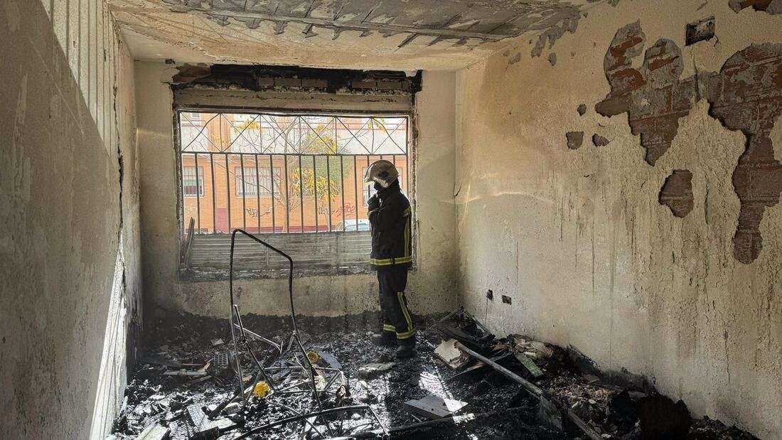 Un incendio en un bajo de Villanueva de la Cañada deja un herido leve